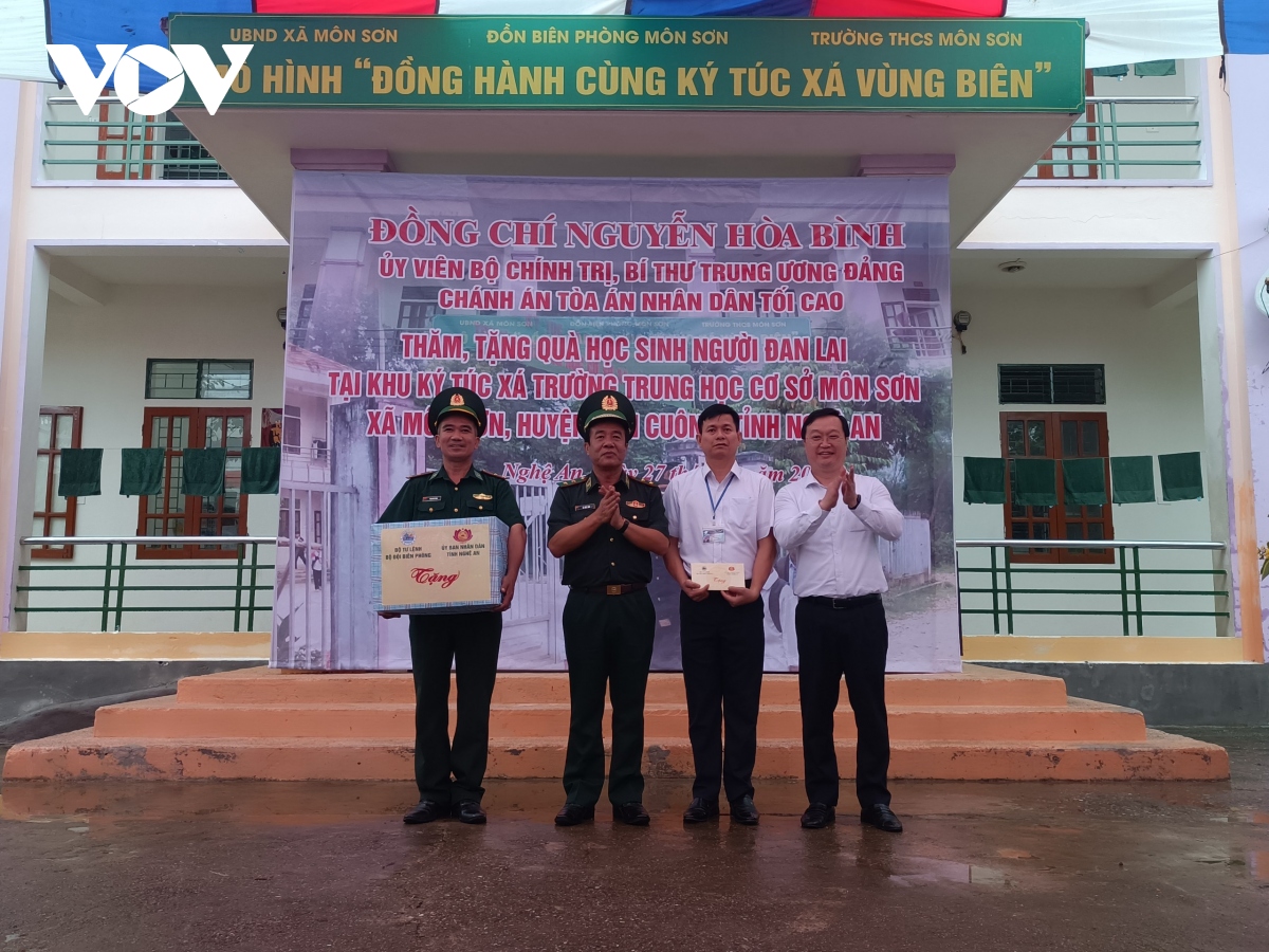 chanh an nguyen hoa binh tham hoi quan va dan huyen con cuong, nghe an hinh anh 5