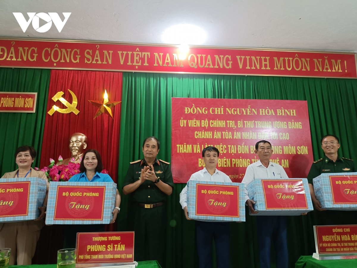 chanh an nguyen hoa binh tham hoi quan va dan huyen con cuong, nghe an hinh anh 4