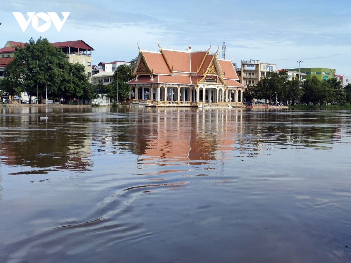 Lũ dâng cao, chính quyền Campuchia khuyến cáo người dân tìm nơi trú ẩn