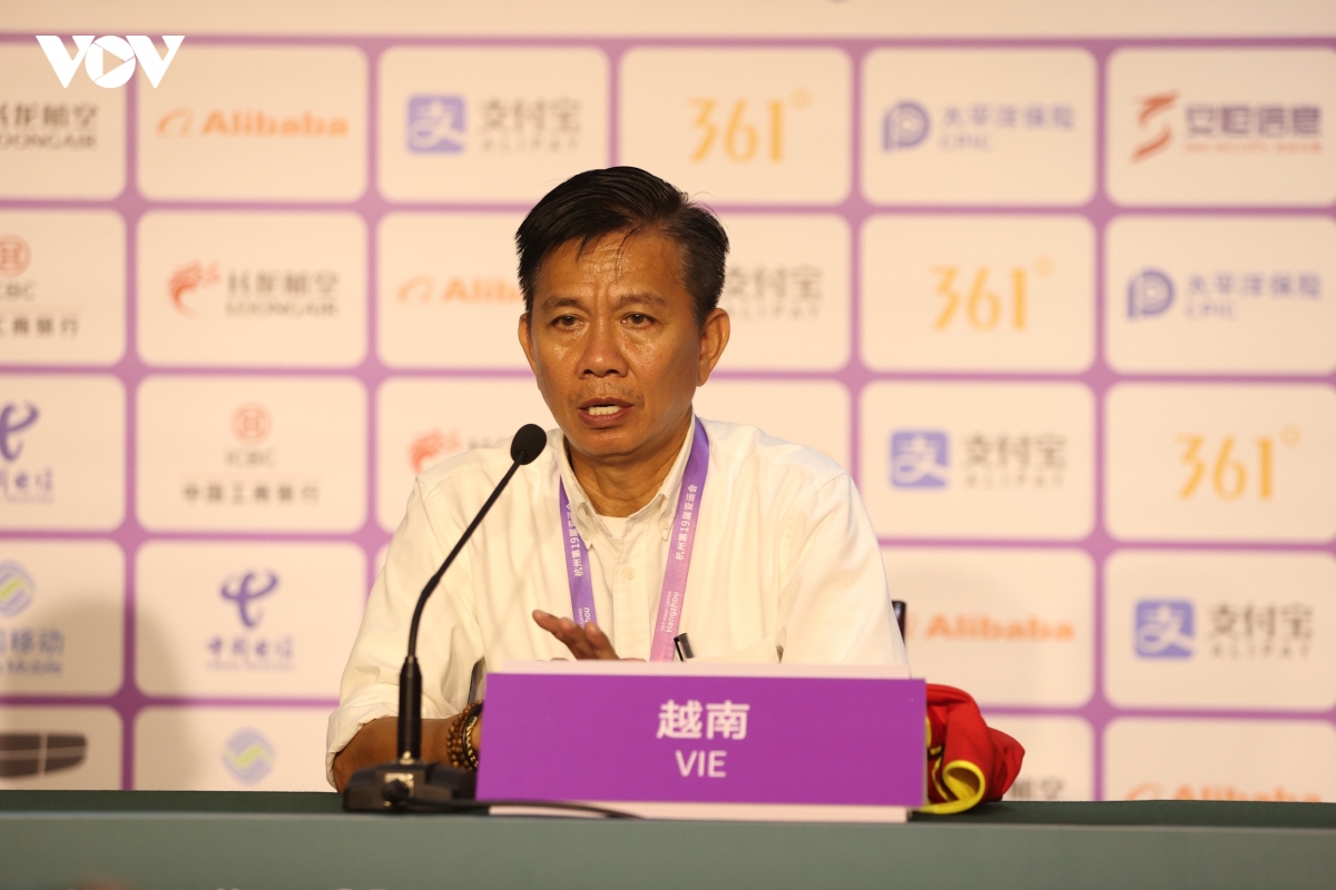 olympic viet nam bi loai, hlv hoang anh tuan noi dieu bat ngo hinh anh 1