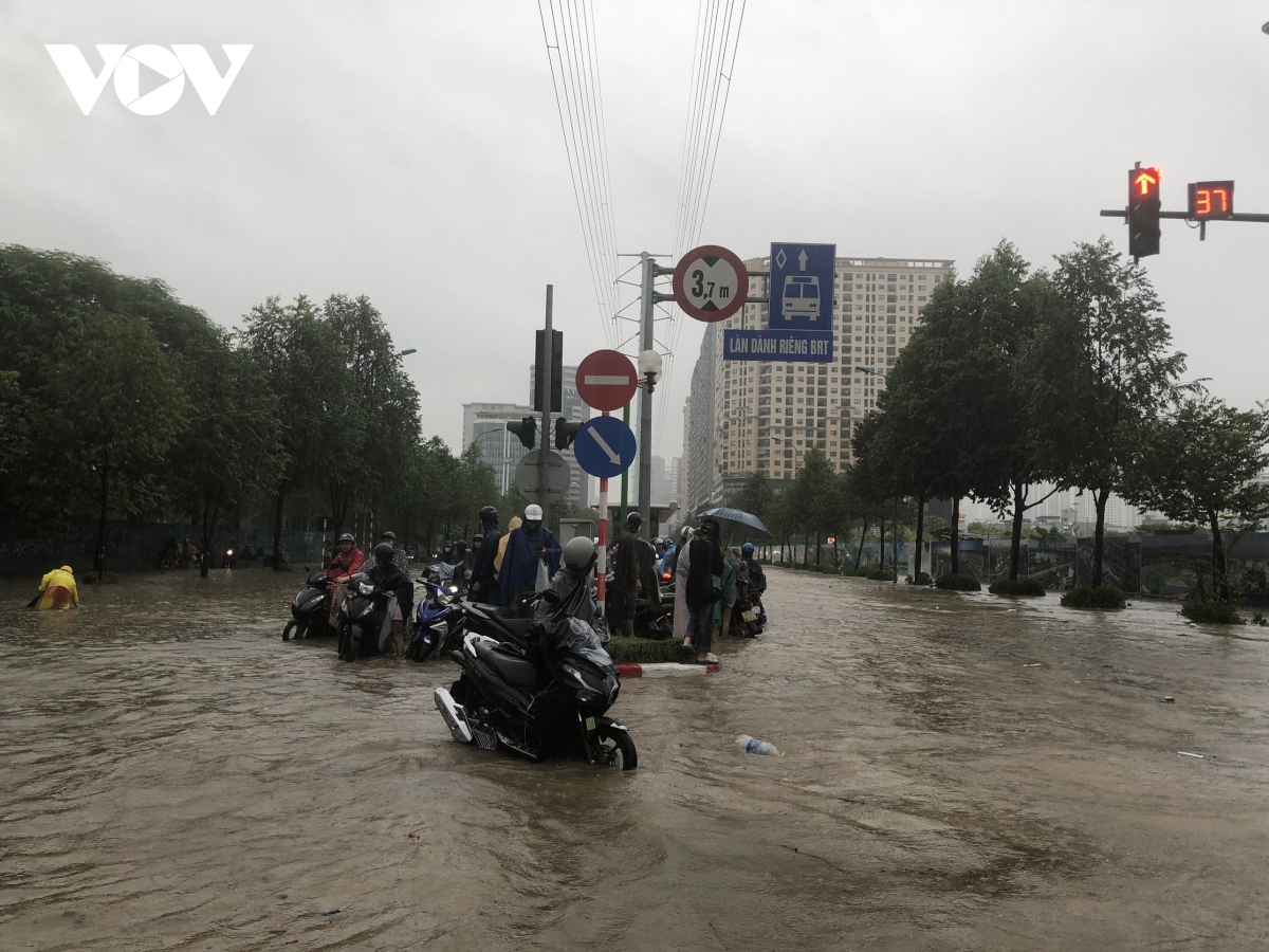 mua lon dau gio sang, nhieu khu vuc tai ha noi ngap ung, giao thong un tac hinh anh 9