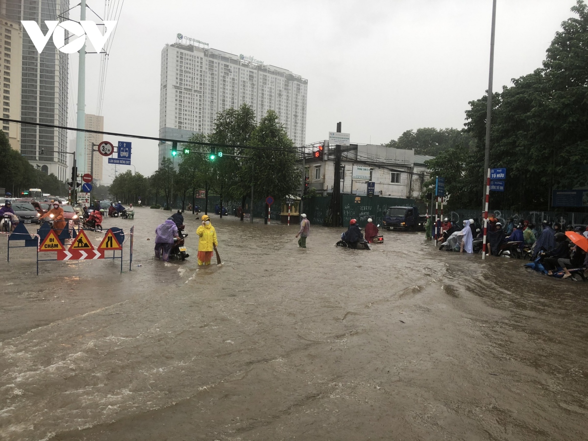 mua lon dau gio sang, nhieu khu vuc tai ha noi ngap ung, giao thong un tac hinh anh 6