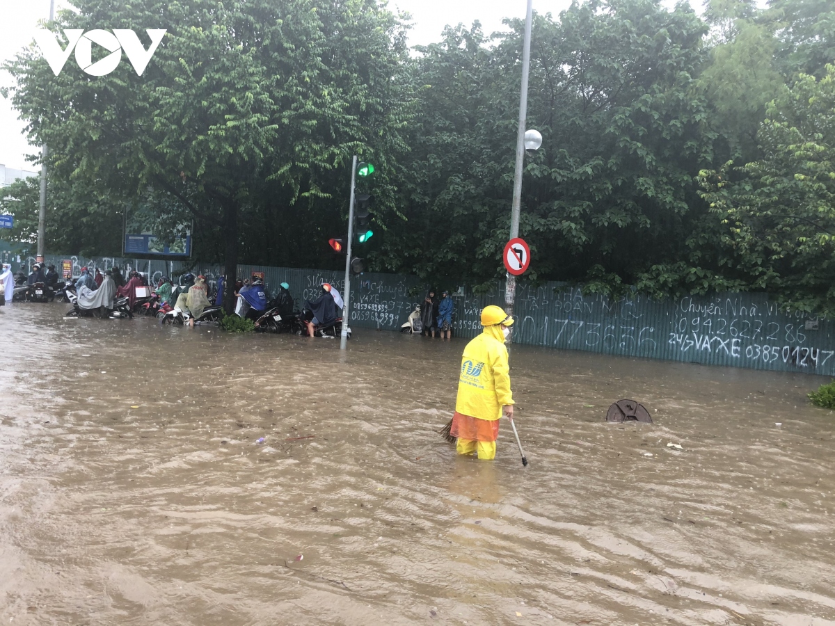 mua lon dau gio sang, nhieu khu vuc tai ha noi ngap ung, giao thong un tac hinh anh 10