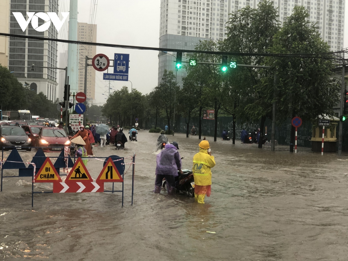 mua hon 200mm gay ung ngap cuc bo nhieu noi tai ha noi hinh anh 5