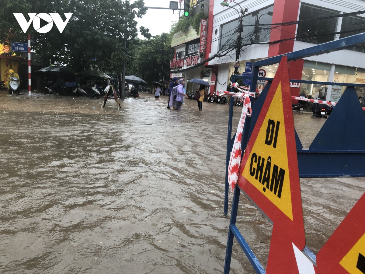 mua lon dau gio sang, nhieu khu vuc tai ha noi ngap ung, giao thong un tac hinh anh 13