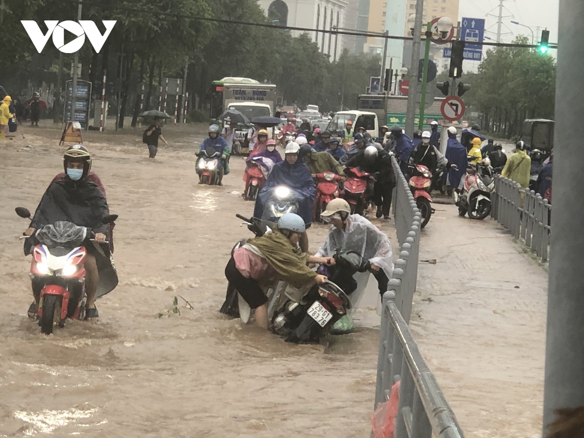 mua lon dau gio sang, nhieu khu vuc tai ha noi ngap ung, giao thong un tac hinh anh 16