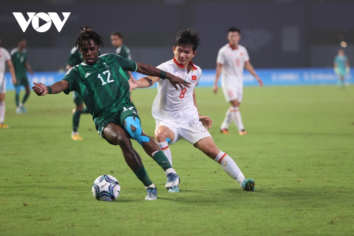 Trực tiếp Olympic Việt Nam 0-1 Olympic Saudi Arabia: Đội bạn áp đảo - Ảnh 1.