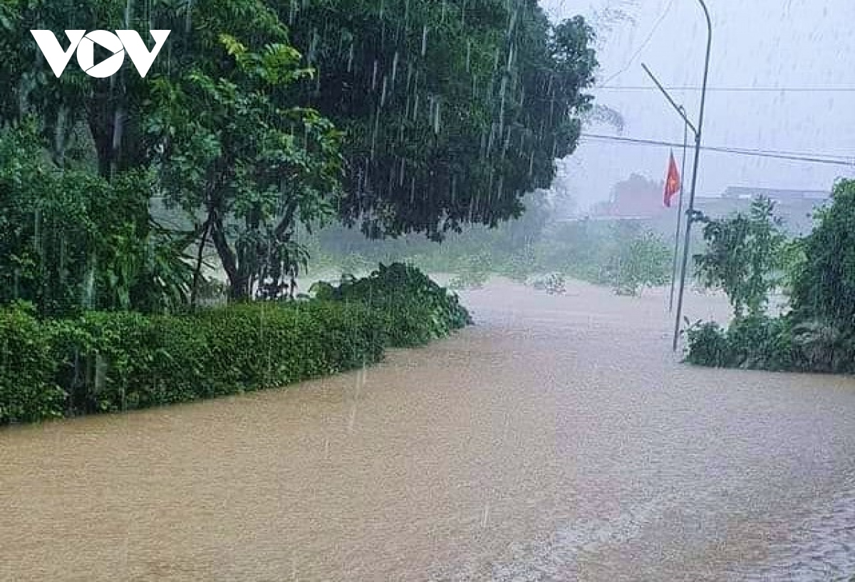 loi qua suoi di lam, 2 chi em bi nuoc cuon troi hinh anh 1