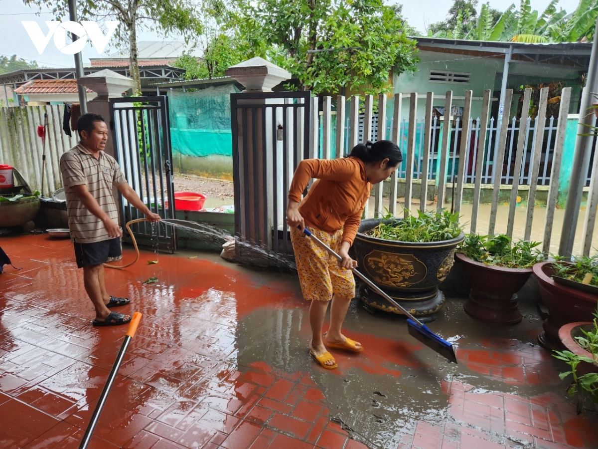 mua lon bun, da chay vao nha dan duoi chan cum cong nghiep cam le hinh anh 10