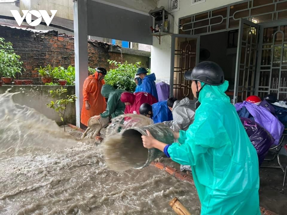 mua lon bun, da chay vao nha dan duoi chan cum cong nghiep cam le hinh anh 11