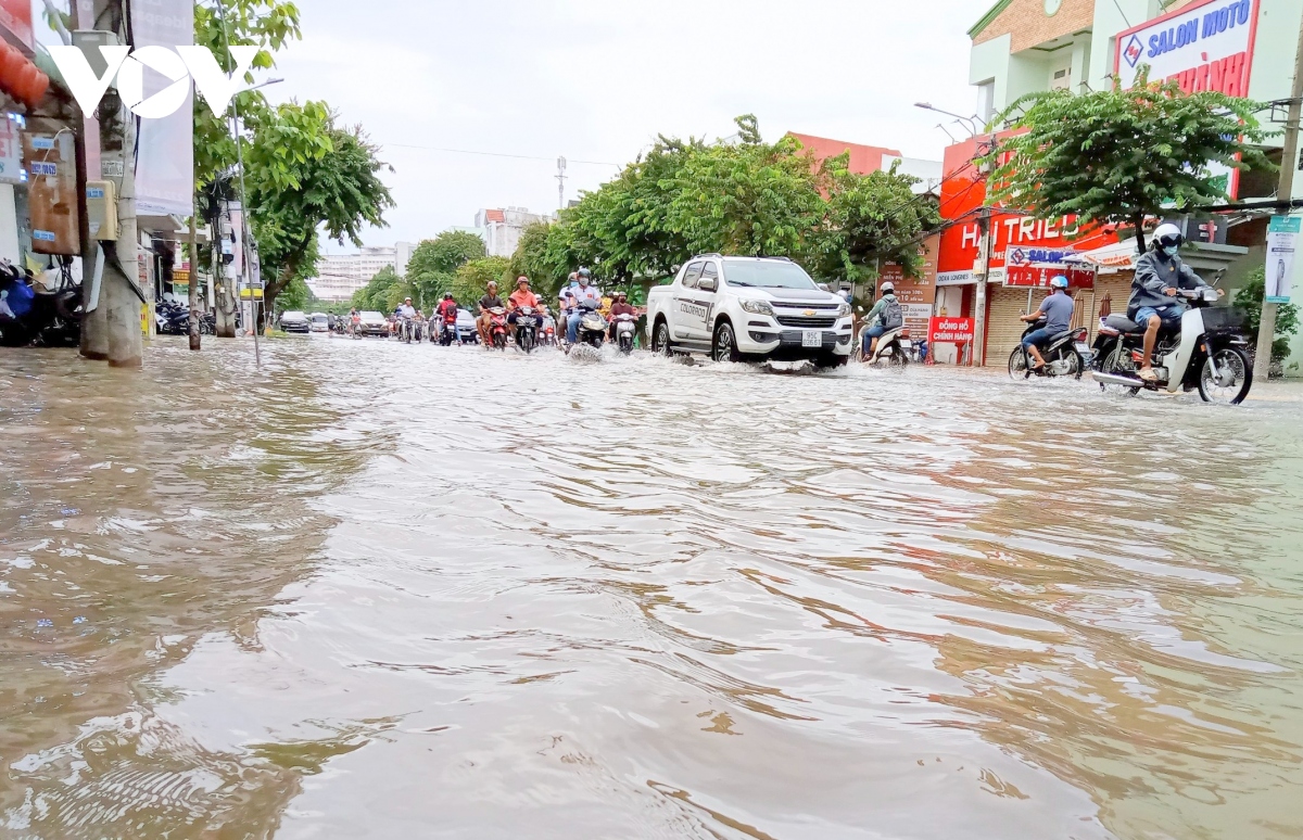 Triều cường vượt báo động 3 nội đô Cần Thơ ngập sâu