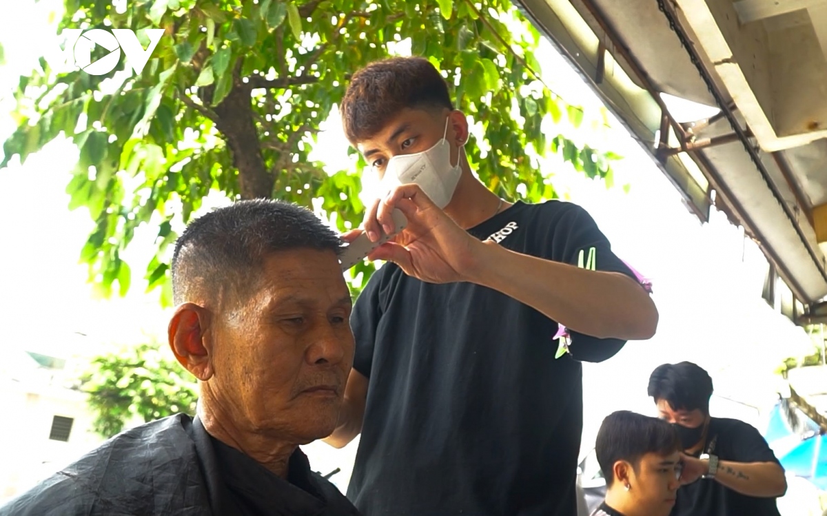 Từ trai làng đến anh thợ tóc nổi tiếng châu Á - Tuổi Trẻ Online