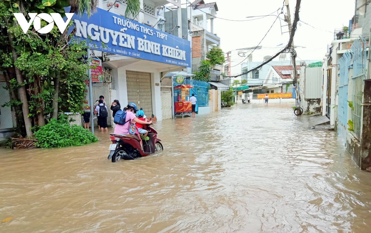 Triều cường vượt báo động 3, nội đô Cần Thơ ngập sâu