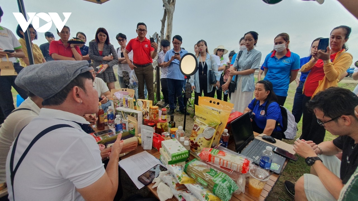 Nông dân livestream Tiktok, sản phẩm OCOP Cần Giờ “đắt như tôm tươi”