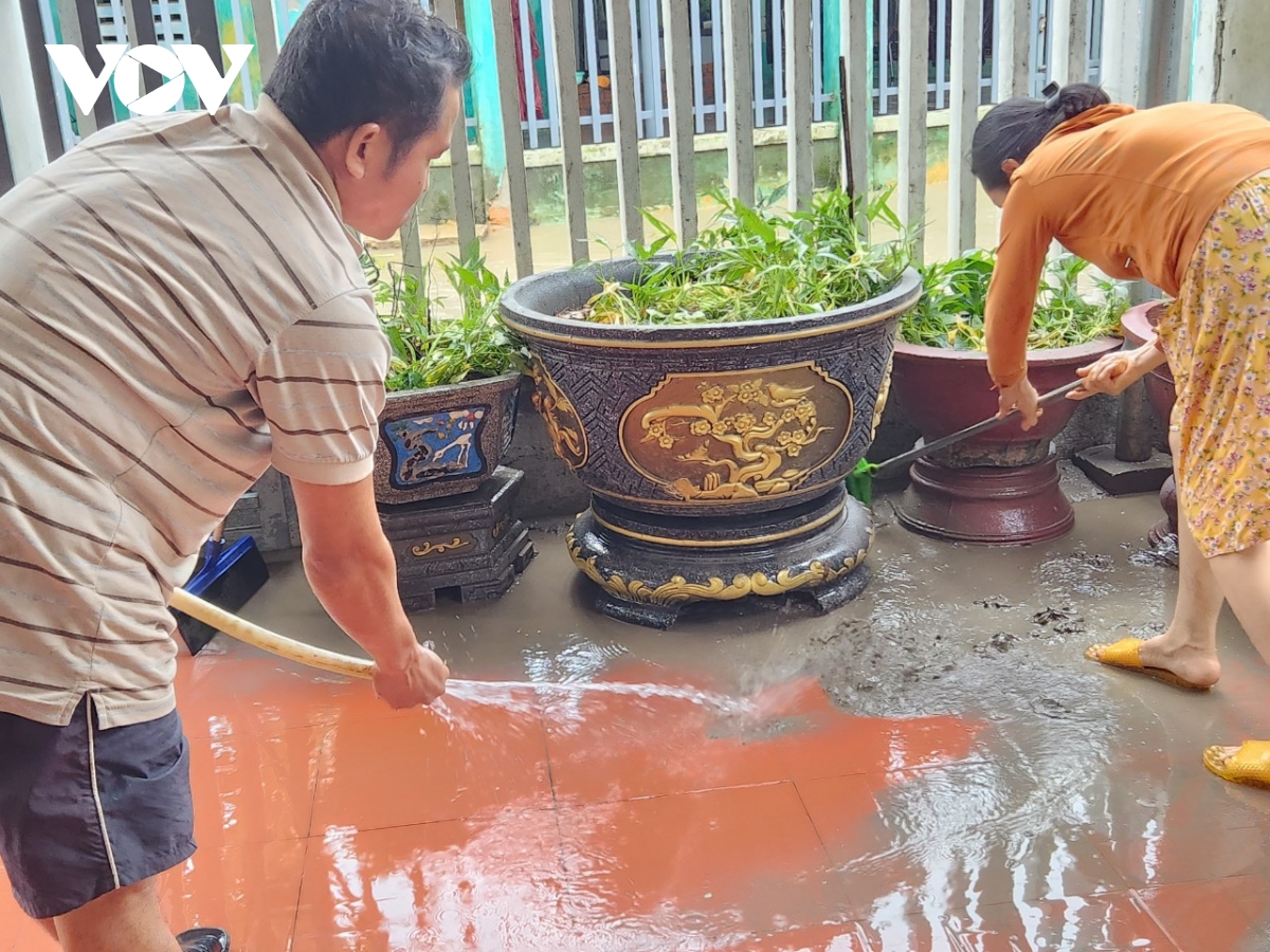 mua lon bun, da chay vao nha dan duoi chan cum cong nghiep cam le hinh anh 8