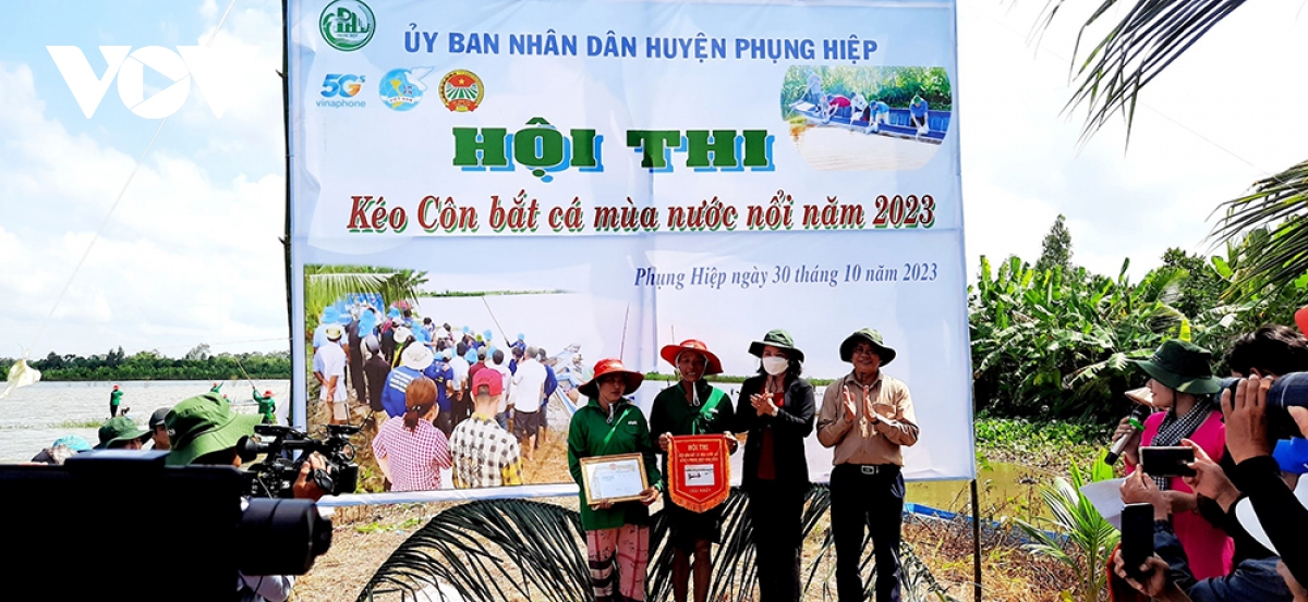 Doc dao hoi thi keo con bat ca mua nuoc noi o hau giang hinh anh 5