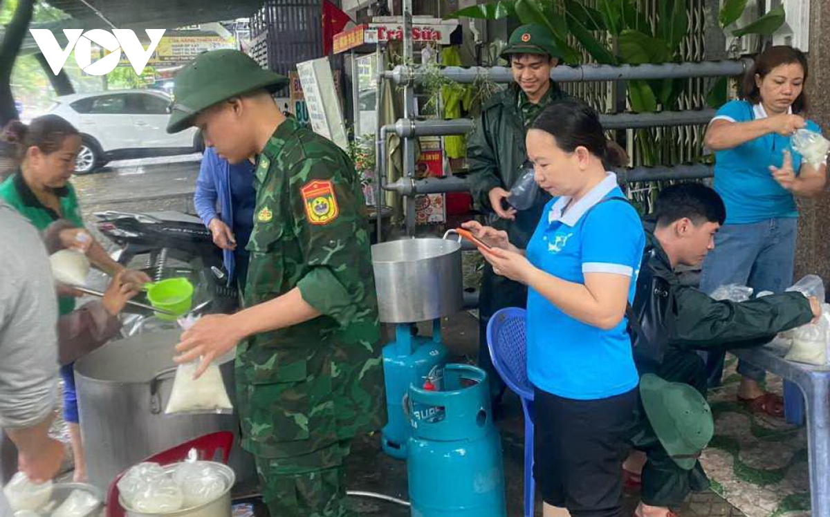 Da nang so tan hon 2300 nguoi ra khoi vung ngap nuoc, sat lo trong dem hinh anh 3