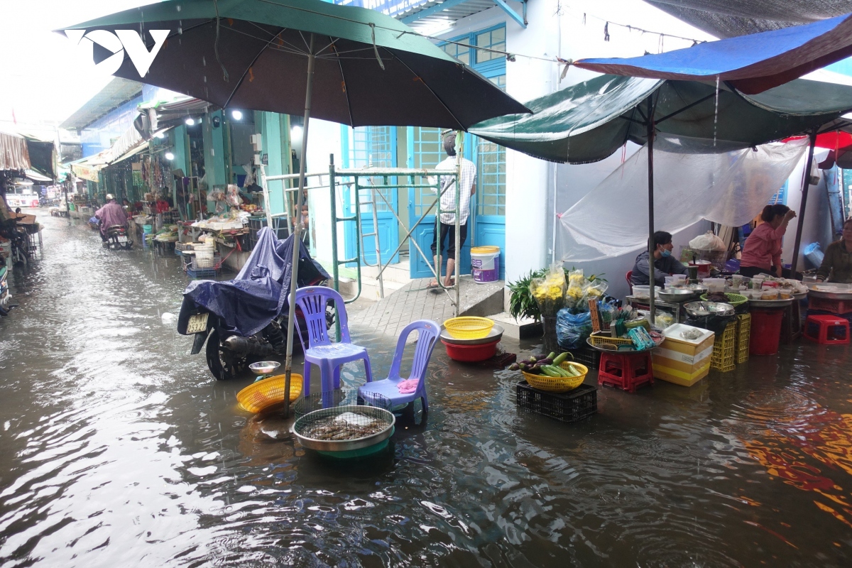 mua tu sang den trua khong ngot, nhieu tuyen duong o tp.hcm bien thanh song hinh anh 7