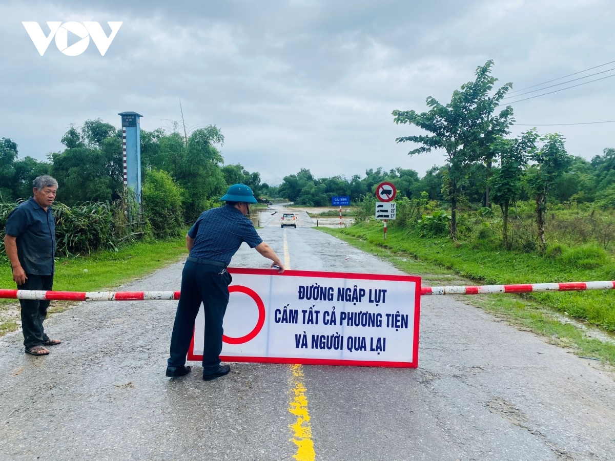 Quảng Bình xuất hiện sạt lở đất, sẵn sàng di dời dân vùng nguy hiểm