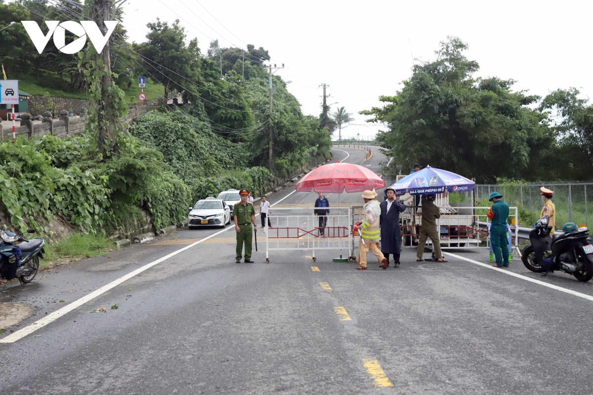 xuat hien da roi, cam phuong tien len ban dao son tra, Da nang hinh anh 13