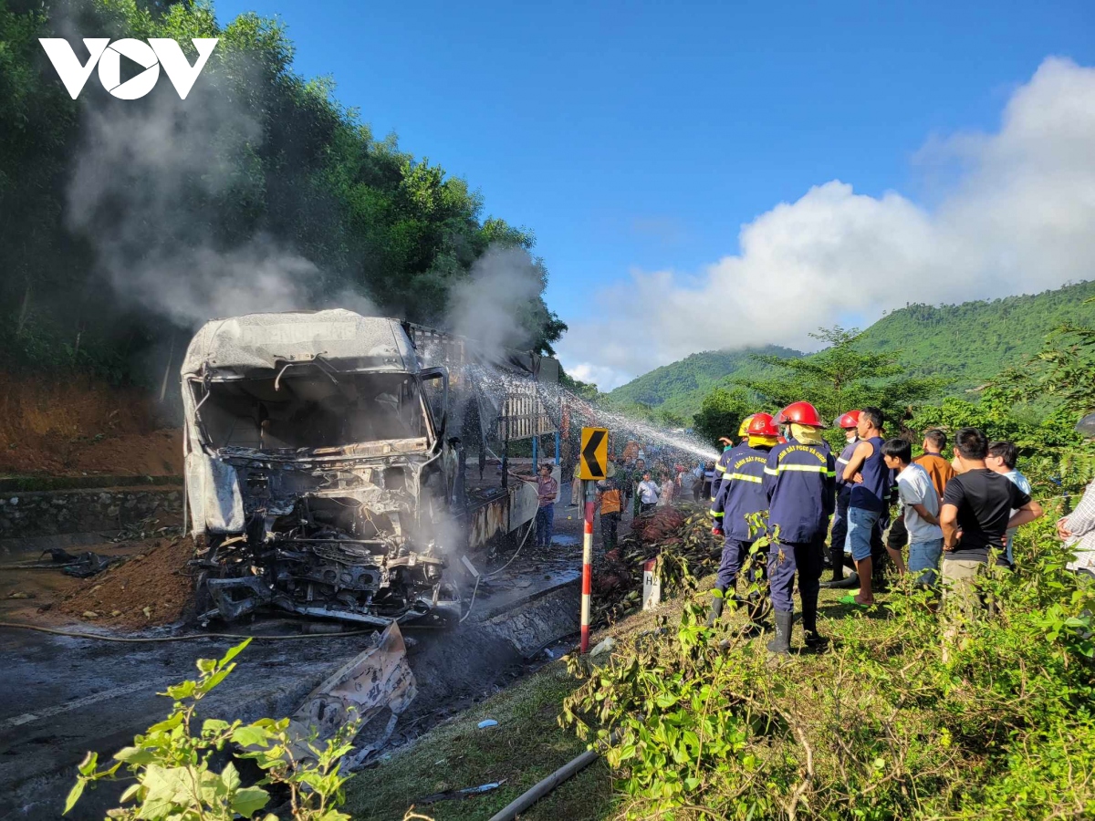 Xe tải bốc cháy ngùn ngụt sau va chạm trên đường Hồ Chí Minh