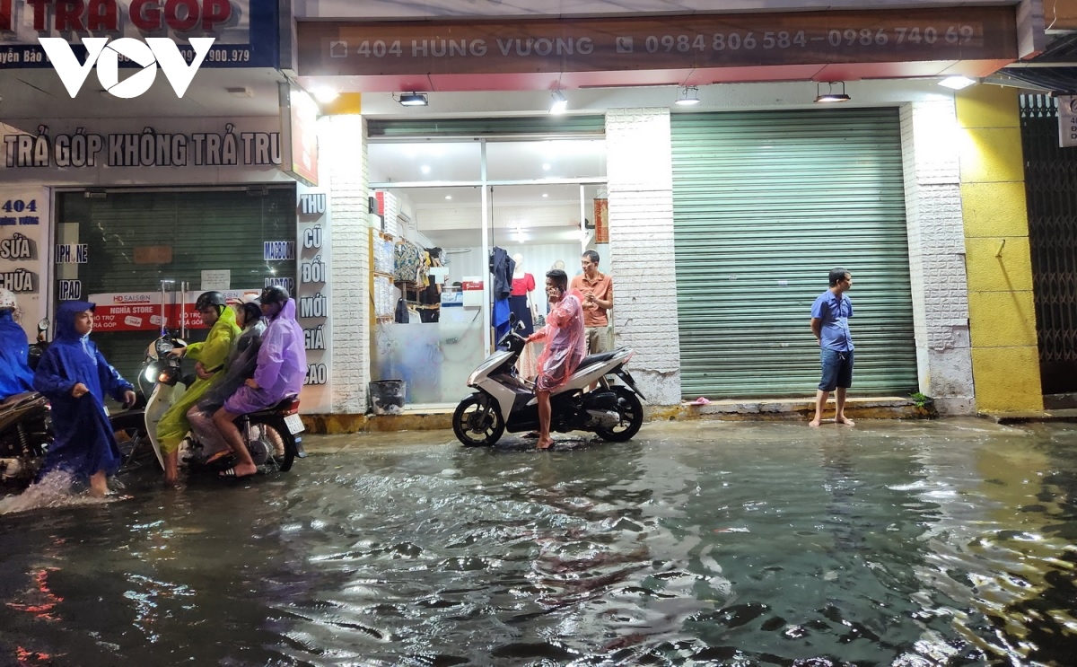 Đường phố Đà Nẵng ngập sâu, người dân đi lại khó khăn