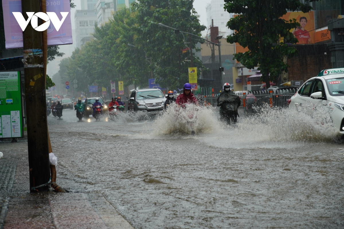 mua tu sang den trua khong ngot, nhieu tuyen duong o tp.hcm bien thanh song hinh anh 4