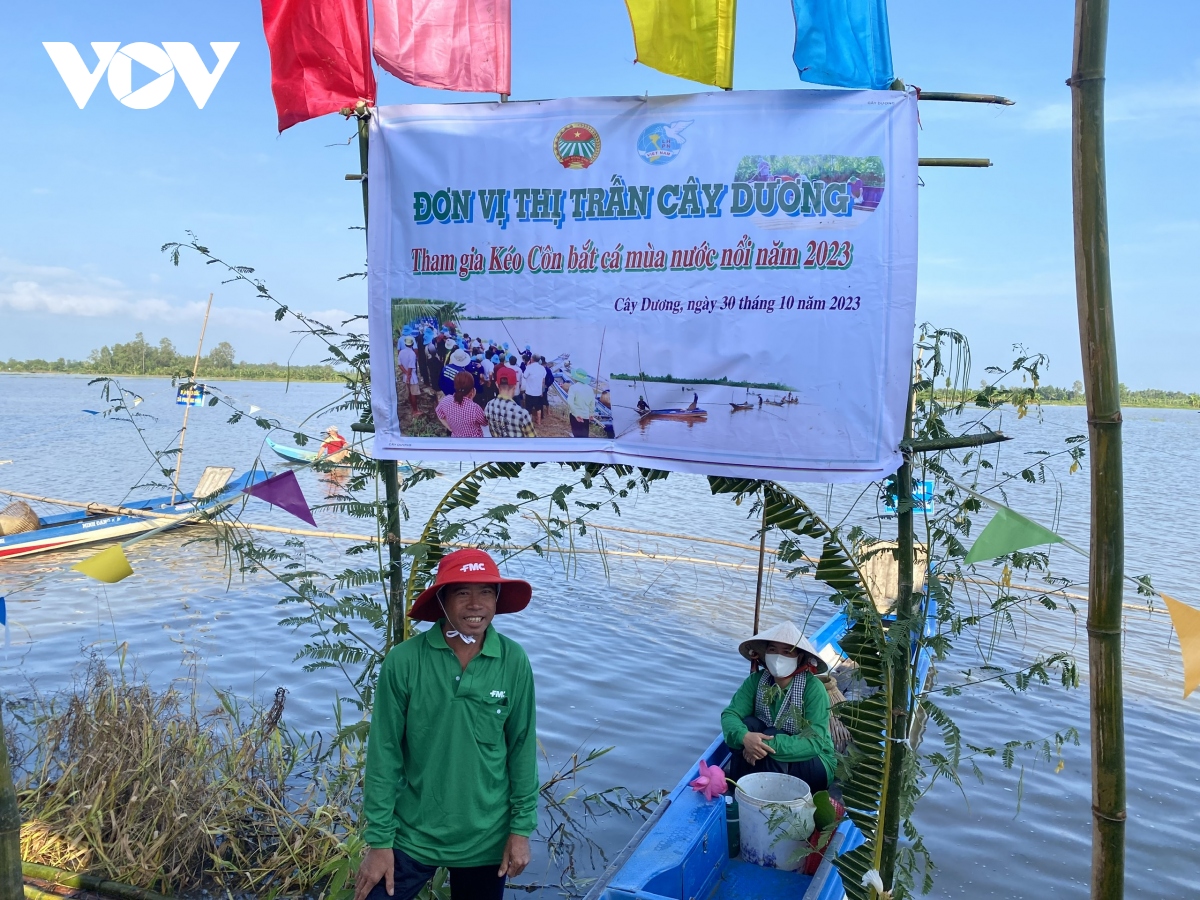 Doc dao hoi thi keo con bat ca mua nuoc noi o hau giang hinh anh 2