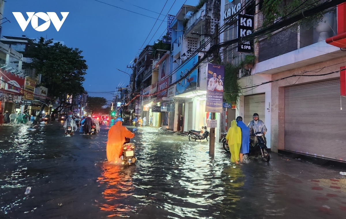 Duong pho Da nang ngap sau, nguoi dan di lai kho khan hinh anh 2