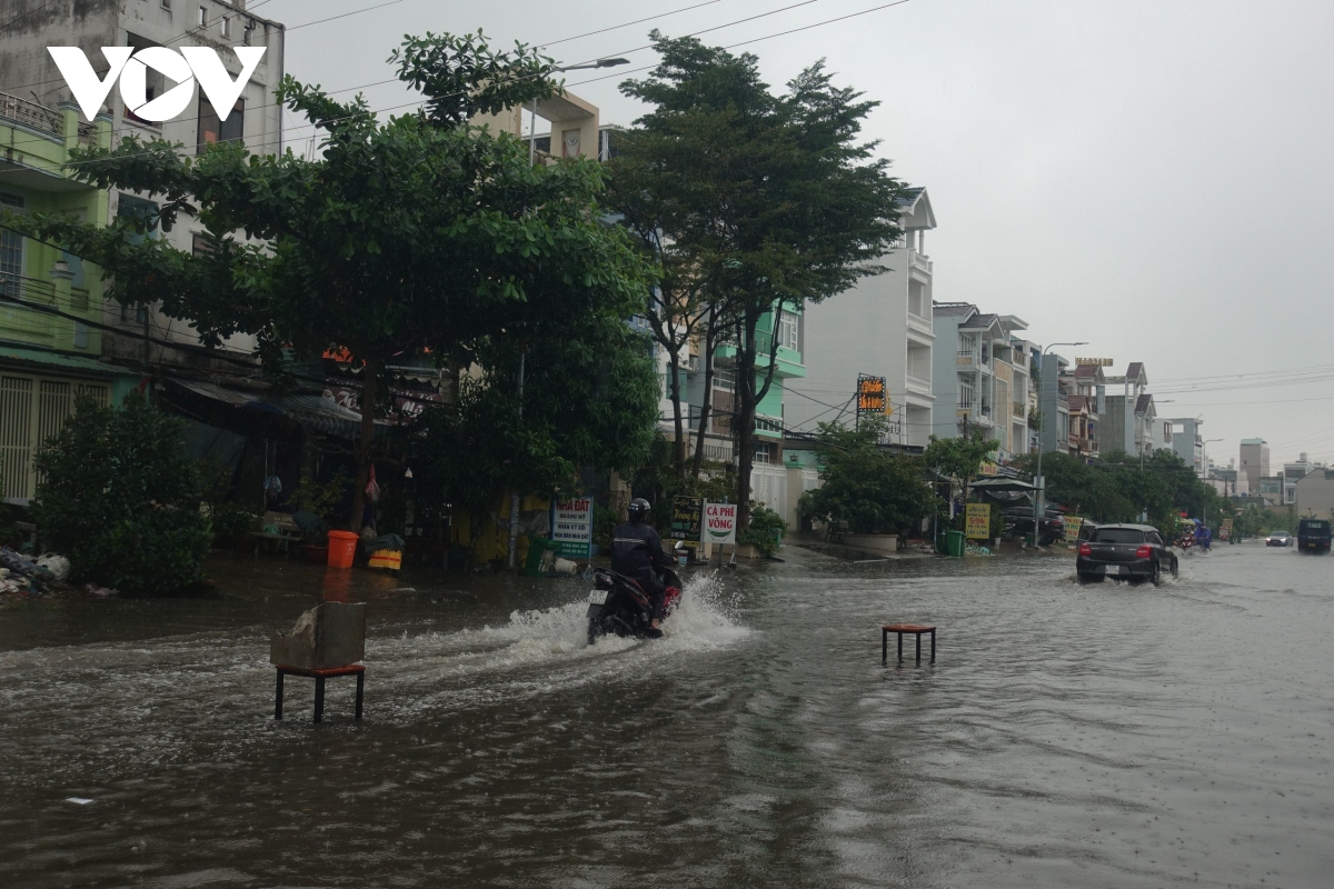 mua tu sang den trua khong ngot, nhieu tuyen duong o tp.hcm bien thanh song hinh anh 5