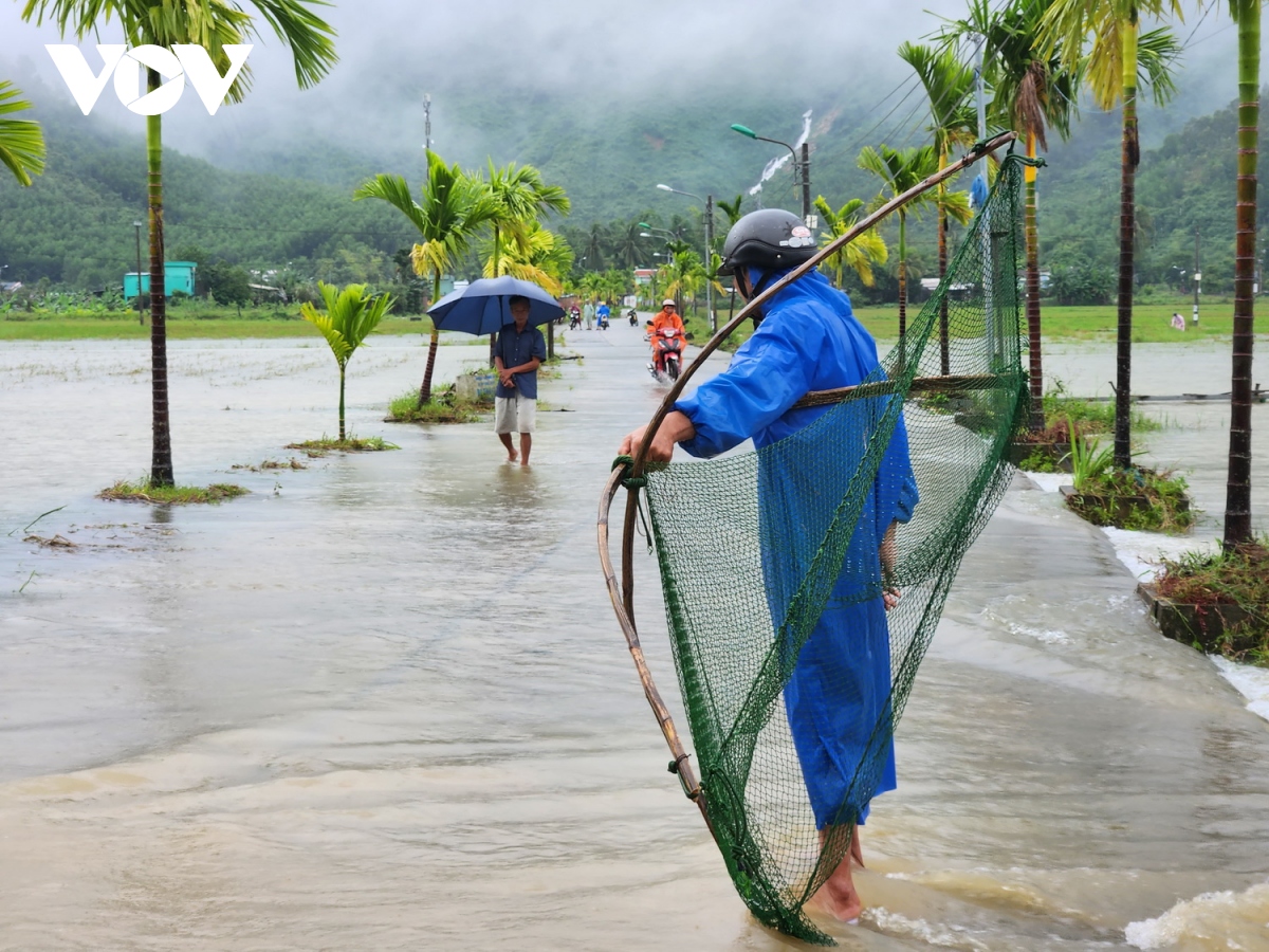 Người dân miền núi ở Đà Nẵng kê cao đồ đạc đưa xe ra cầu tránh lũ lớn