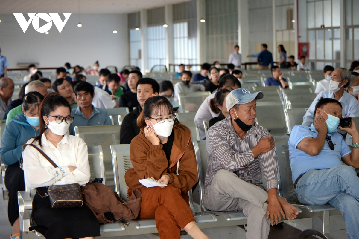 ngay dau ban ve tet, ga sai gon dong duc hinh anh 9