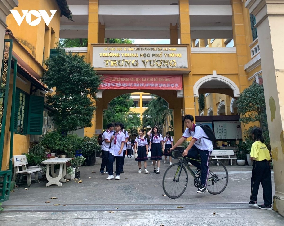 Trường xếp lịch học cuối tuần, phụ huynh, học sinh nói gì?