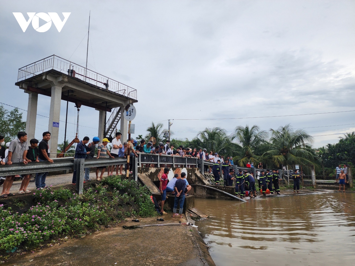 mot thieu nien tam duoi kenh bi duoi nuoc tu vong hinh anh 1