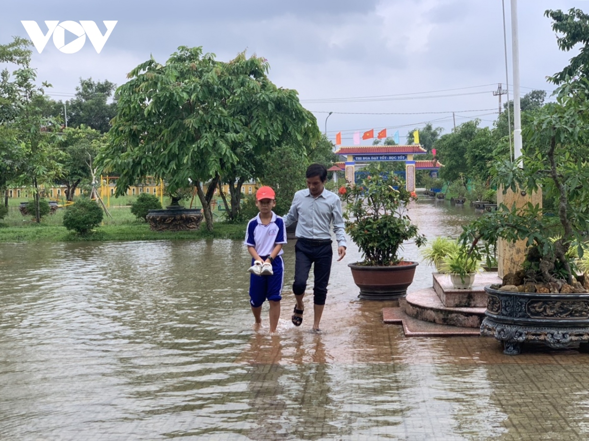 thua thien hue no luc de hoc sinh vung ron lu den truong hinh anh 6