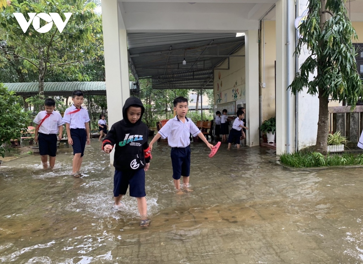 thua thien hue no luc de hoc sinh vung ron lu den truong hinh anh 4