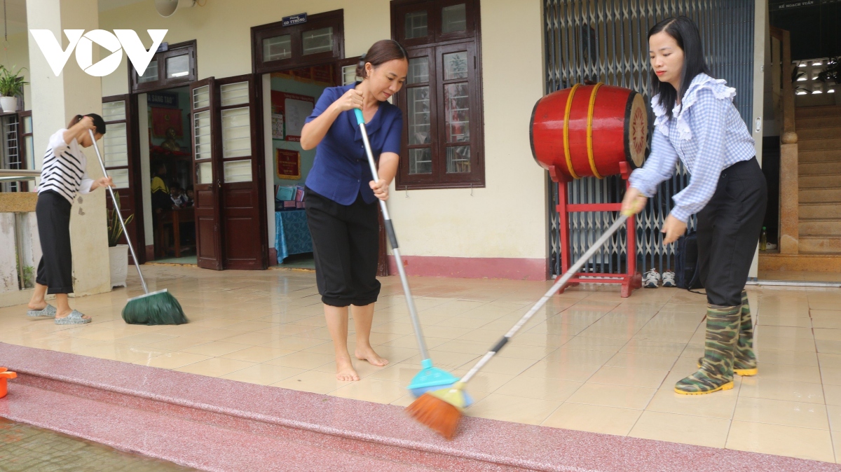 thua thien hue no luc de hoc sinh vung ron lu den truong hinh anh 2