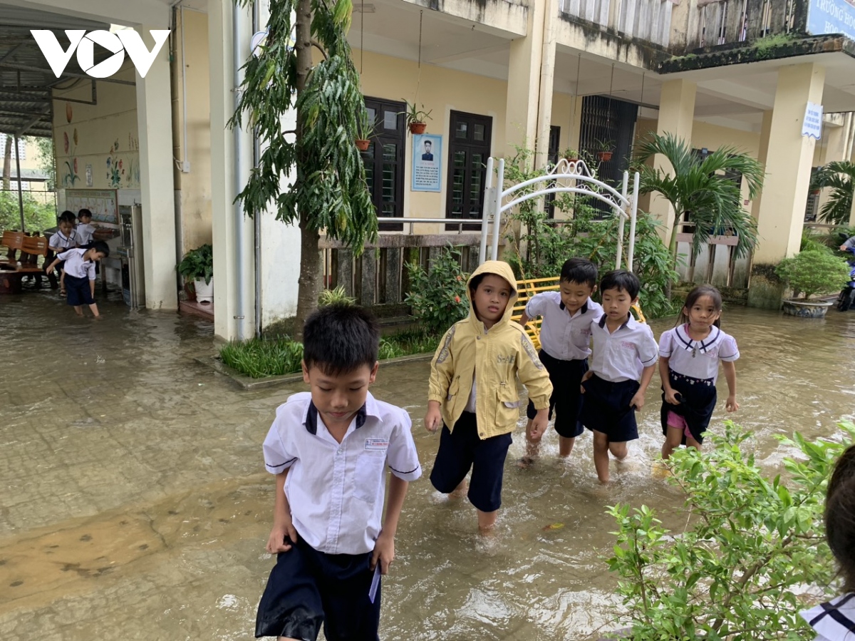 thua thien hue no luc de hoc sinh vung ron lu den truong hinh anh 3