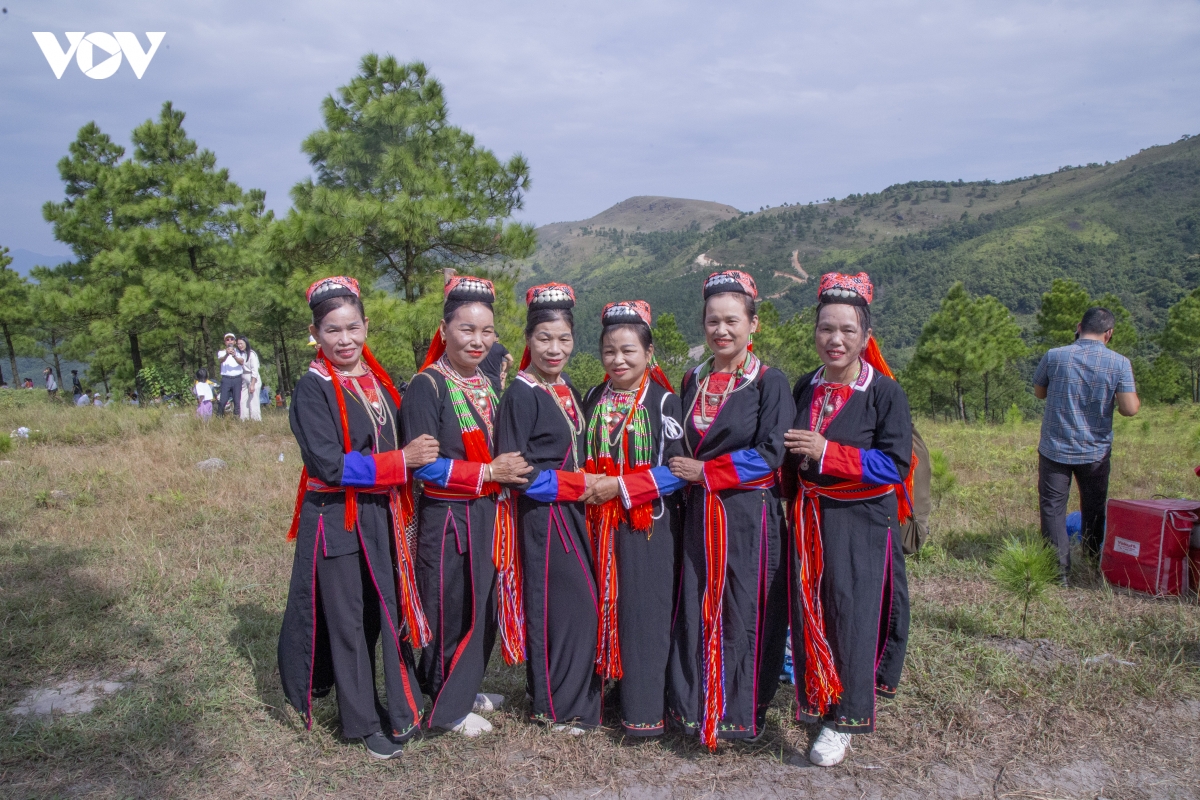 check-in mua thu vang tren dinh phuong hoang hinh anh 10