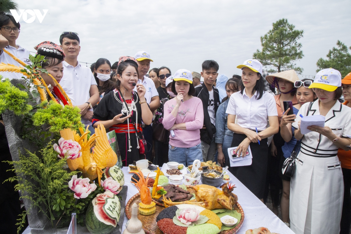 check-in mua thu vang tren dinh phuong hoang hinh anh 7