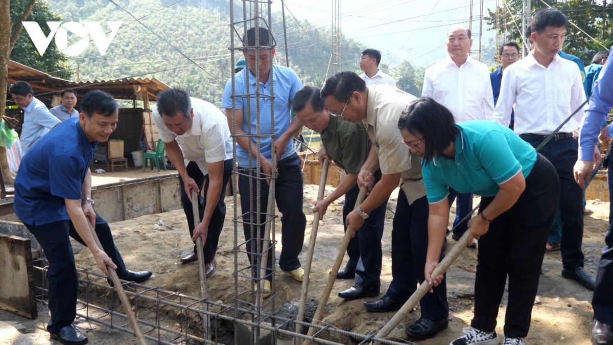 Chăm lo cho bà con vùng khó khăn ở huyện miền núi  Bắc Hà