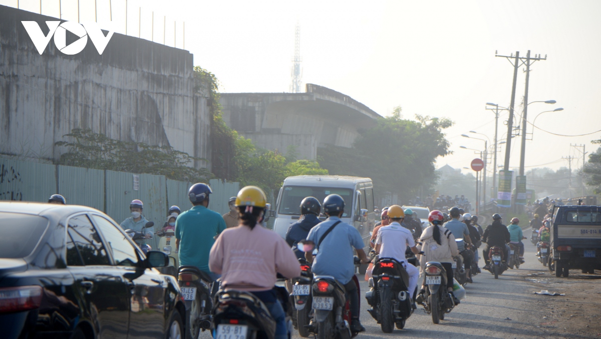 thi cong tro lai cau tang long o tp.thu Duc sau 4 nam tam dung vi vuong mat bang hinh anh 4