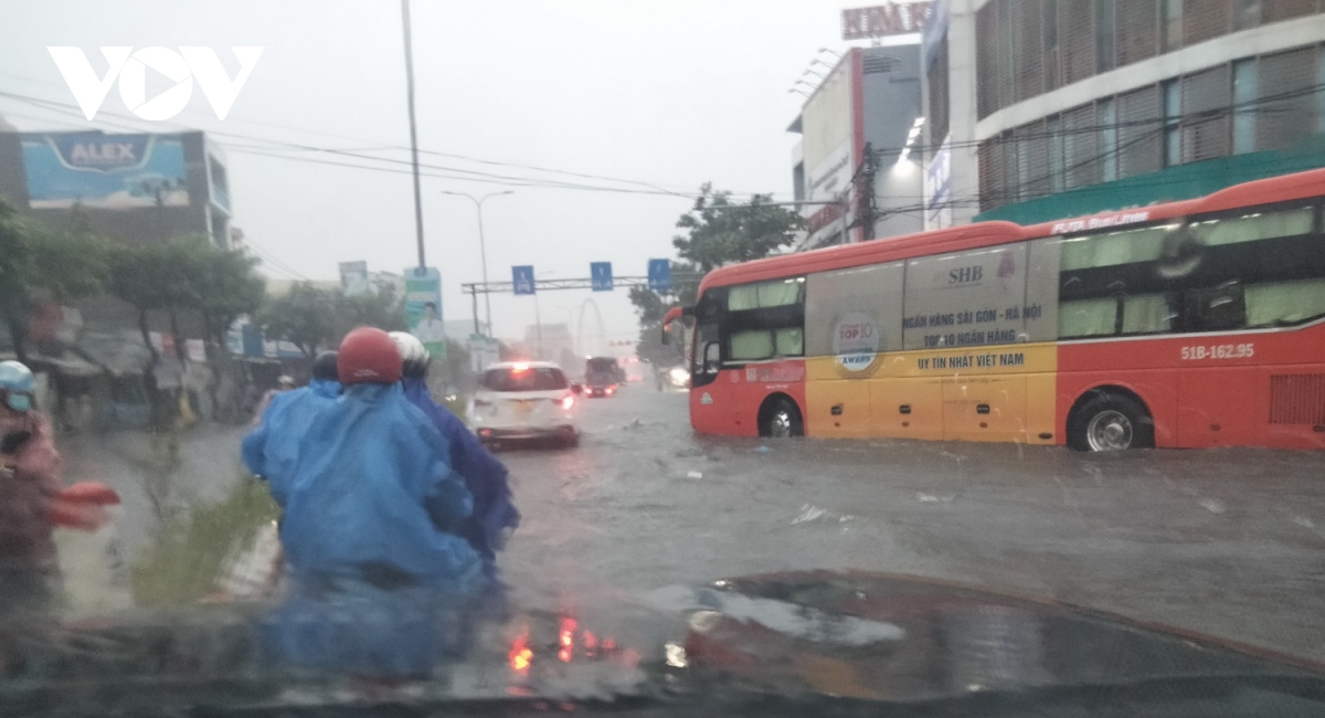Đà Nẵng mưa to, đường ngập thành sông