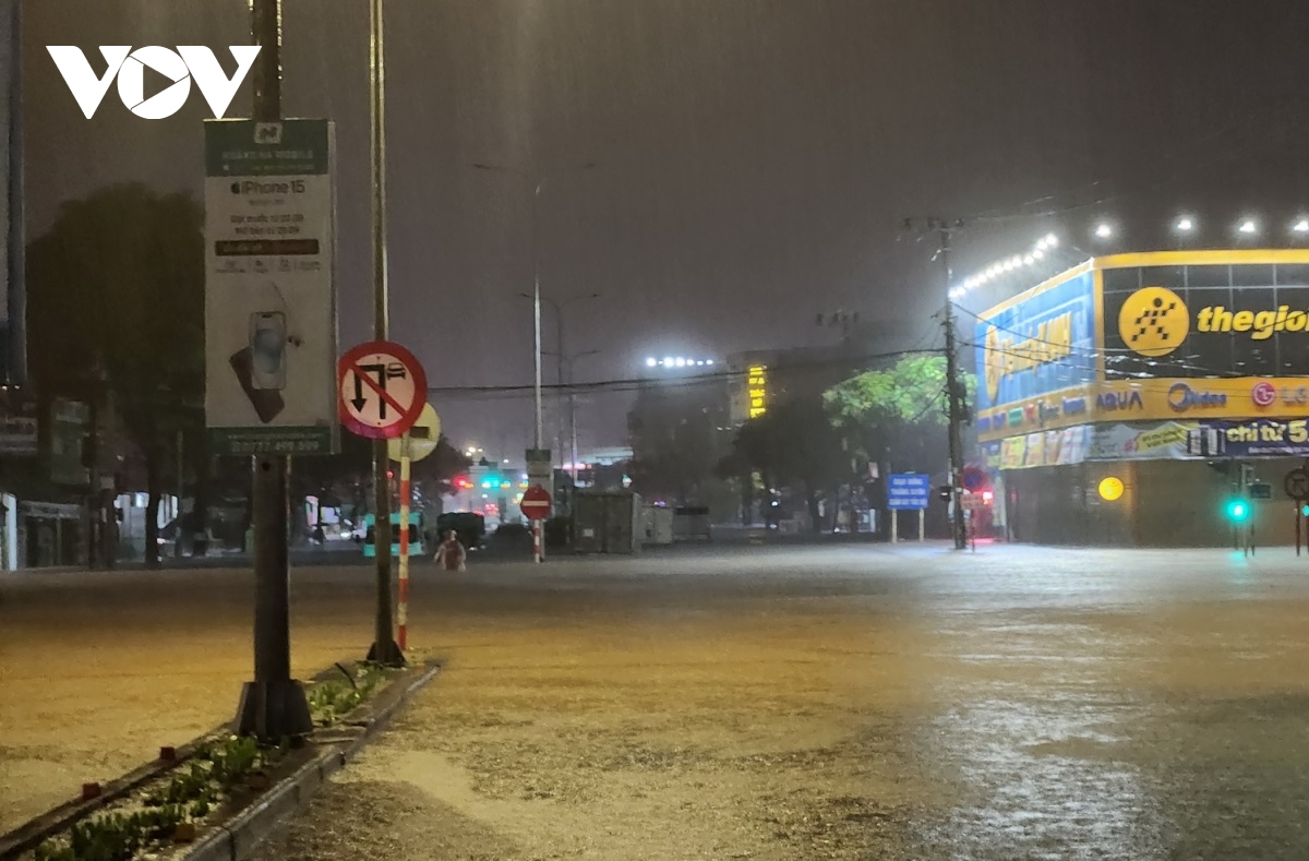 Duong pho Da nang ngap sau, nguoi dan di lai kho khan hinh anh 4