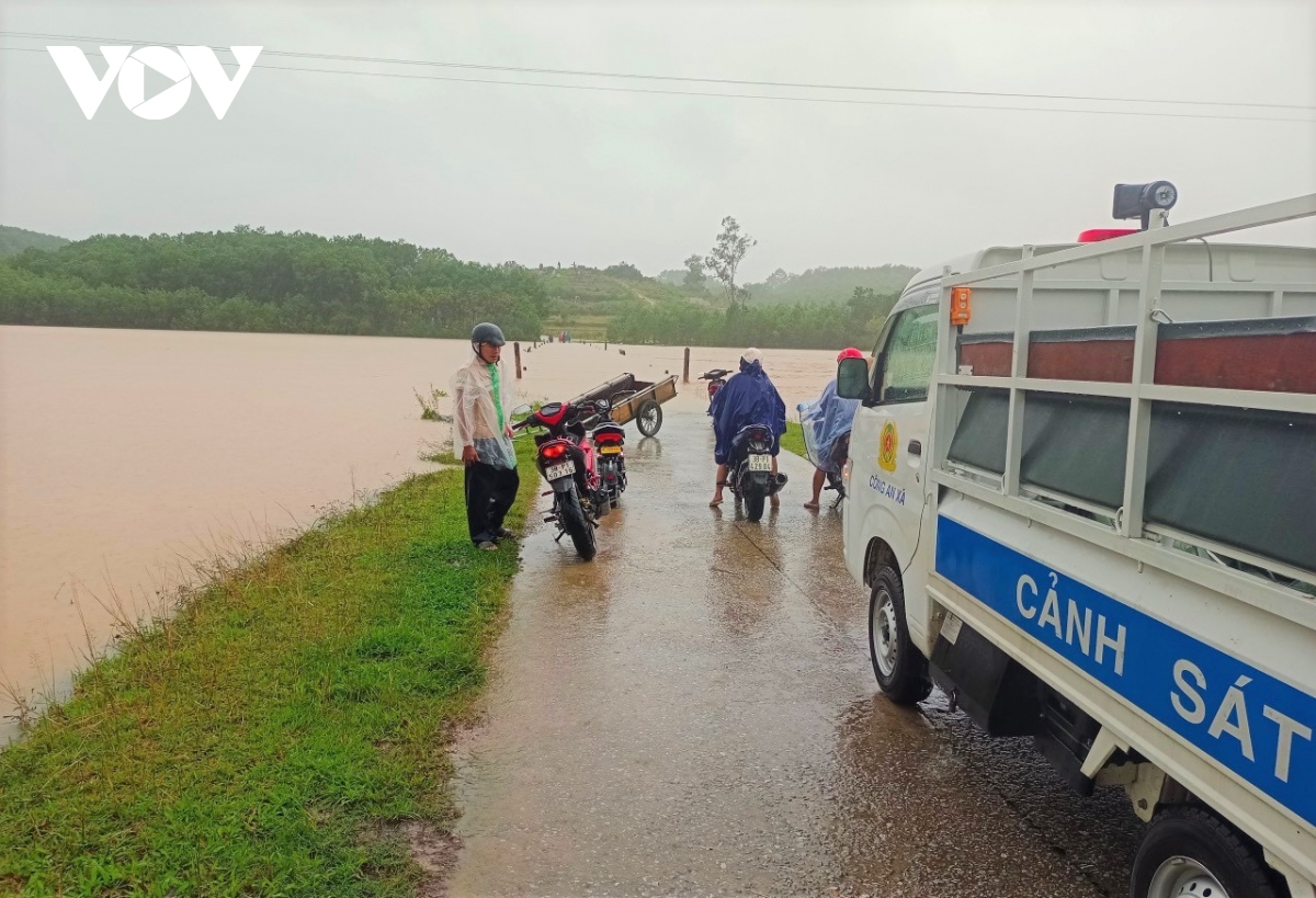 ha tinh tap trung khac phuc hau qua mua lu tai huong khe hinh anh 1