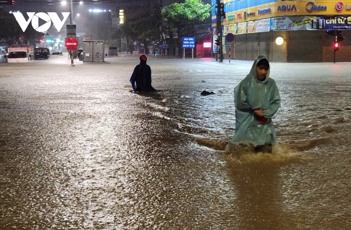 Duong pho Da nang ngap sau, nguoi dan di lai kho khan hinh anh 5