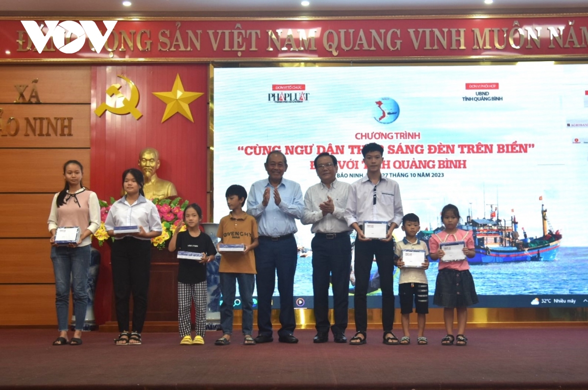 Chương trình “Cùng ngư dân thắp sáng đèn trên biển” chung tay gỡ thẻ vàng EC