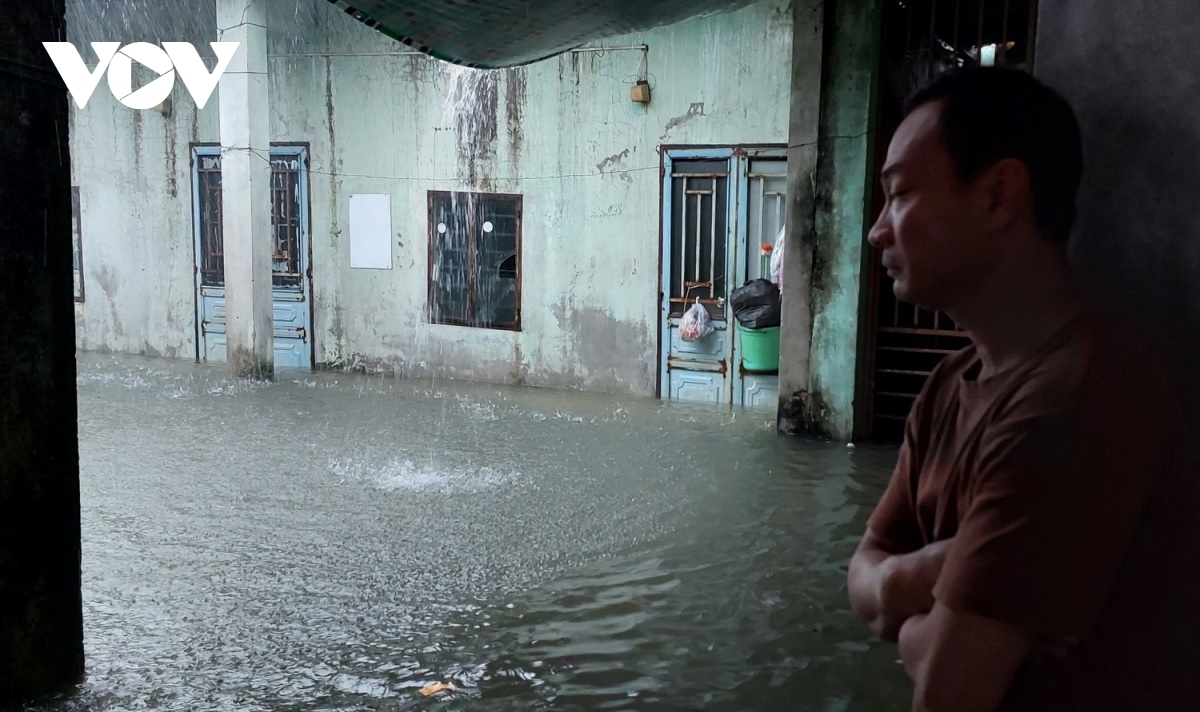 Duong pho Da nang ngap sau, nguoi dan di lai kho khan hinh anh 6