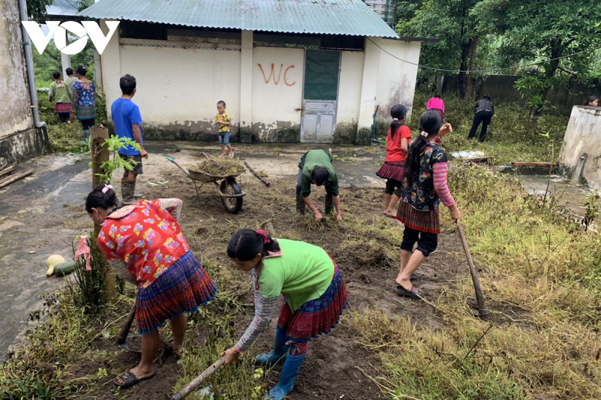 khắc phục mọi khó khăn, thiếu thốn để huy động học sinh ra lớp hình ảnh 4 khac phuc moi kho khan, thieu thon de huy dong hoc sinh ra lop hinh anh 4