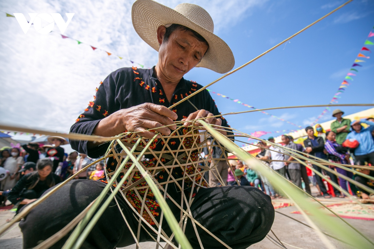 tai hien nhieu net van hoa dac trung cua dong bao tay o quang ninh hinh anh 16